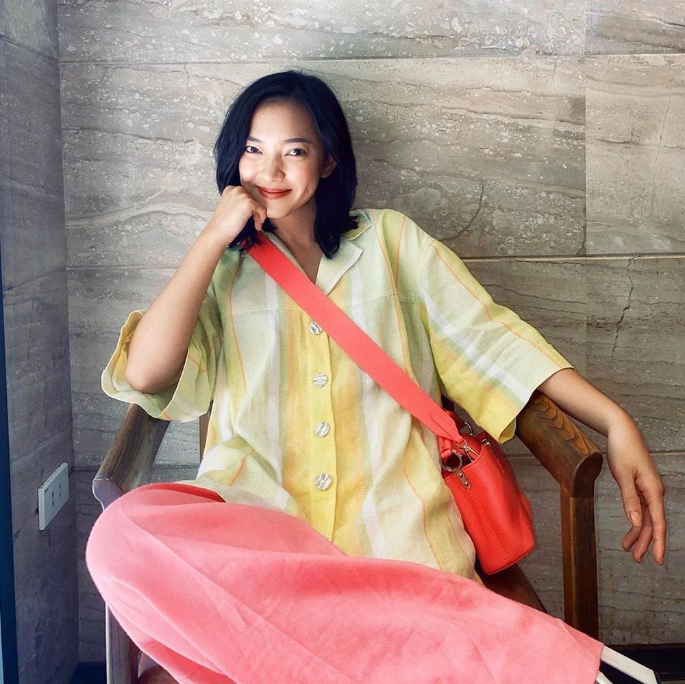 
Châu Bùi sau loạt ảnh mang màu sắc Á Đông lại trở về năng động đúng với lứa tuổi của mình. Sự pha trộn màu sắc của cô đúng chuẩn fashion icon. (Ảnh: Instagram nhân vật)