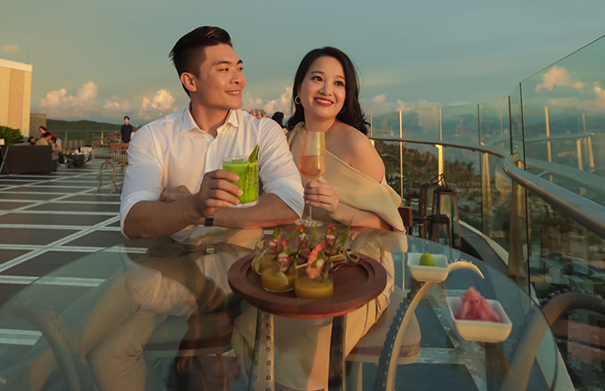  
Vợ chồng Hồng Phượng - Quốc Cơ có những giây phút thoải mái ở Phú Quốc. Cặp sao chọn đồ cùng tông trắng be, thực hiện bộ ảnh dưới ánh chiều tà lãng mạn. (Ảnh: FBNV)