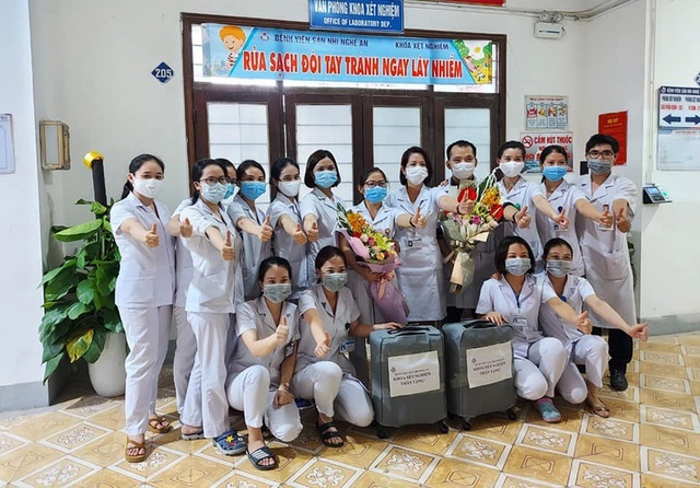  
Các bác sĩ, kỹ thuật viên tại Nghệ An được chọn chi viện hỗ trợ Đà Nẵng. (Ảnh: VNExpress)