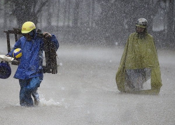  
Hình ảnh mọi người lội nước trên một tuyến đường do mưa lớn ở Việt Nam. (Ảnh: Cung Cầu)