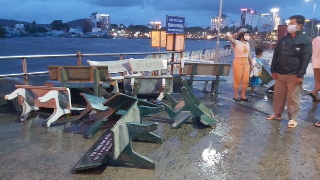 
Bão số 2 gây nên mưa lớn và những đợt sóng lớn đã đánh vỡ ghế đá trên huyện đảo Phú Quốc. (Ảnh: Thanh Niên)