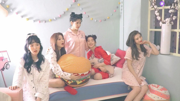 
Red Velvet từng lấy đồ bộ làm concept chụp ảnh (Ảnh: Twitter).
