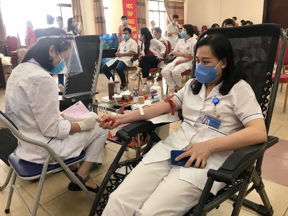 
Hơn 350 y bác sĩ tham giả buổi hiến máu tình nguyện (Ảnh: Dân trí).