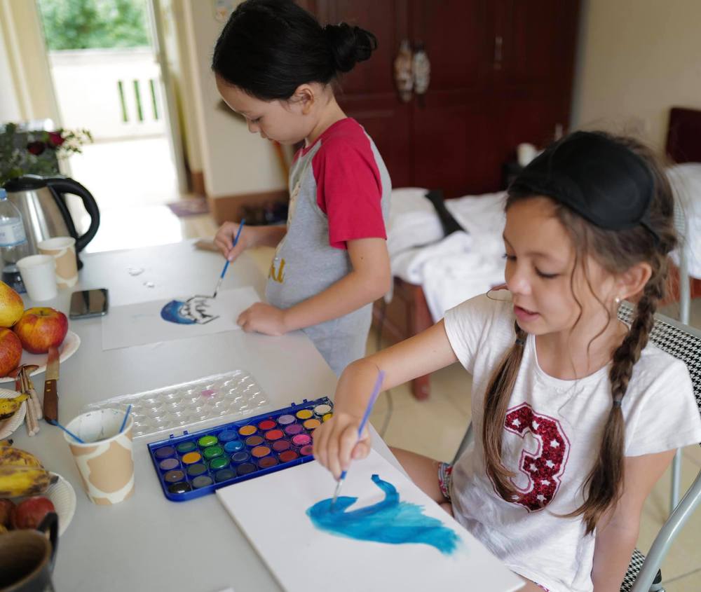  
Hai con sinh đôi của Hồng Nhung tự học vẽ trong khu cách ly (Ảnh: FBNV) - Tin sao Viet - Tin tuc sao Viet - Scandal sao Viet - Tin tuc cua Sao - Tin cua Sao