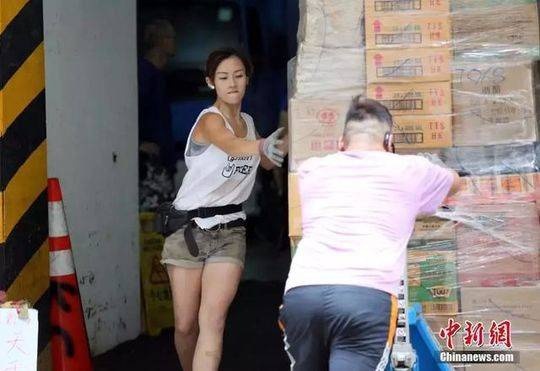  
Hình ảnh xinh đẹp, khuân vác khối hàng nặng nhọc của Chu Thiên Bội từng gây sốt điên đảo mạng xã hội. (Ảnh: Weibo) 