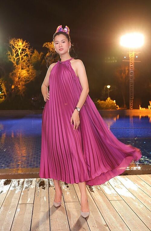 
Lâm Vỹ Dạ "bắt trend" váy xếp ly đình đám từ đầu hè đến nay của dàn mỹ nhân Việt. (Ảnh: FBNV)