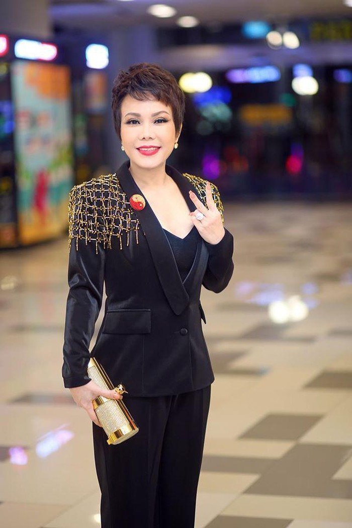 
Tổng trang phục, túi xách cầm tay và nhẫn 8 carat mặt tròn của Việt Hương có giá 6 tỷ đồng. (Ảnh: FBNV)