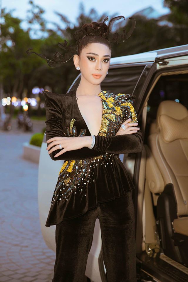
Lâm Khánh Chi đeo bộ trang sức kim cương khi đi dự sự kiện. (Ảnh: FBNV)