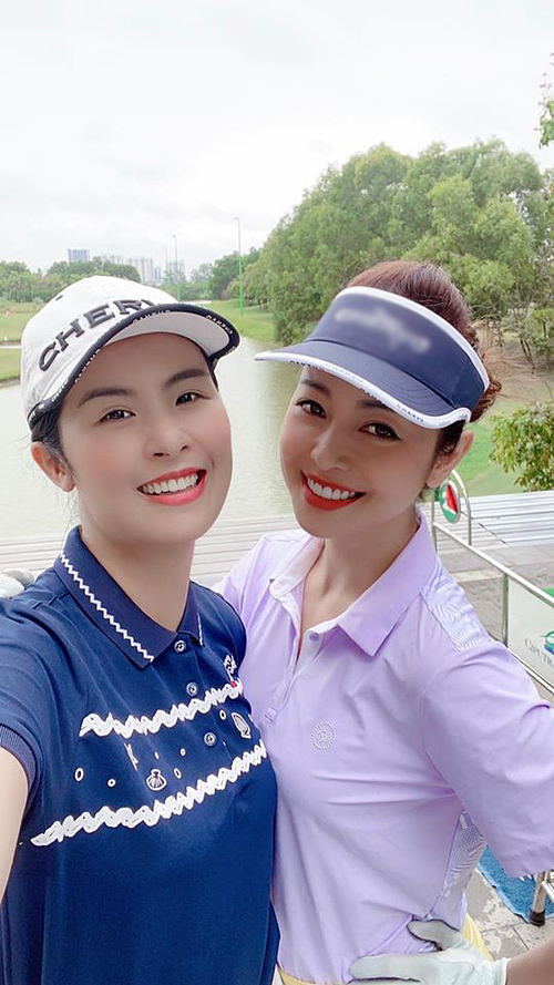  
Hai nàng Hậu Ngọc Hân và Jenifer Phạm gặp nhau trong buổi đánh golf. (Ảnh: FBNV)