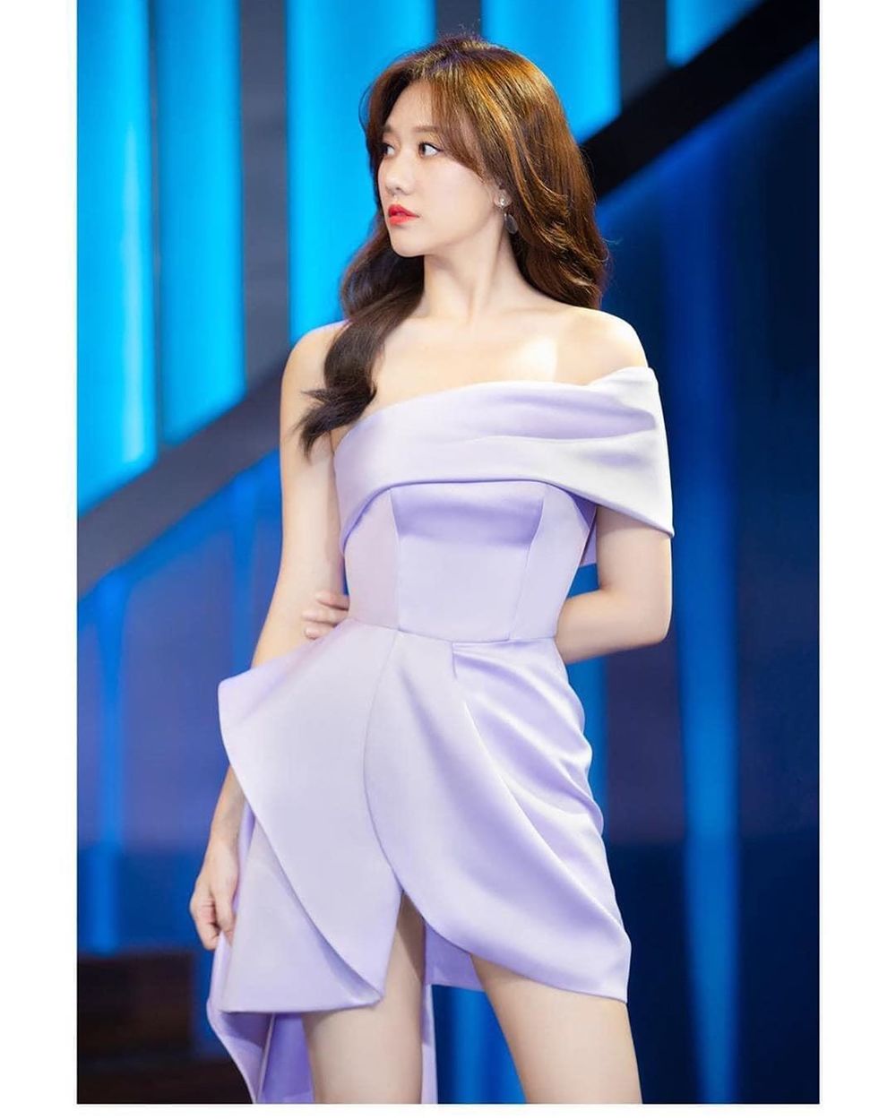  
Hari Won khoe ảnh tham gia gameshow vô cùng xinh đẹp, chiếc váy trễ vai khoe xương quai xanh và tôn vóc dáng thanh mảnh của bà xã Trấn Thành. (Ảnh: FBNV)