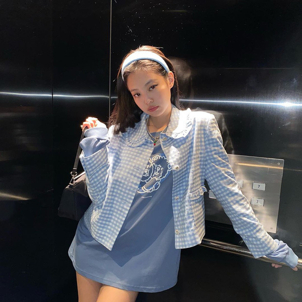  
Jennie diện bộ đồ màu xanh da trời là thương hiệu thời trang của Jessica. (Ảnh: Instagram)