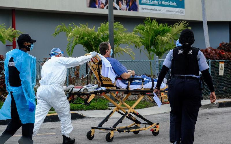  
Nhân viên y tế đưa bệnh nhân tới bệnh viện (Ảnh: Reuters)