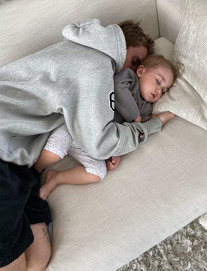 
Hình ảnh Justin Bieber ôm em gái vào lòng ngủ say sưa. (Ảnh: IGNV)
