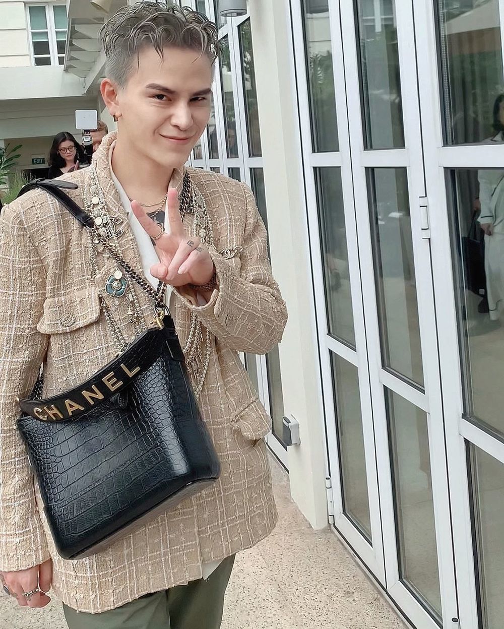 
Decao diện "cả cây" Chanel dự show nhà mốt Pháp, mẫu túi là điểm nhấn cho cả outfit của anh chàng. (Ảnh: Instagram nhân vật)