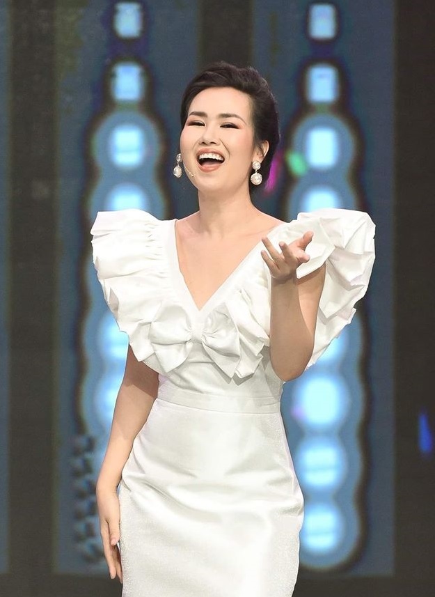  
Võ Hạ Trâm tràn đầy năng lượng trong một show mới, cô nàng diện chiếc váy trắng với phần cầu vai cách điệu. (Ảnh: FBNV)
