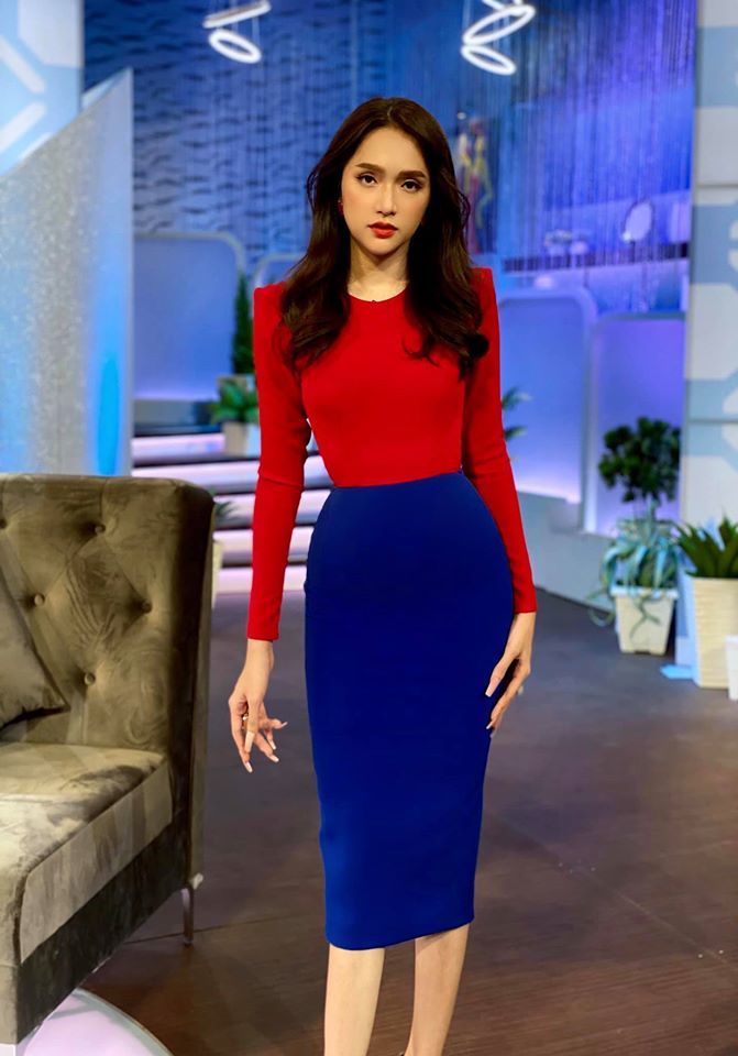  
Bộ cánh mới nhất của Hương Giang trong show Chị em chúng mình, với concept chung là color block, NTK Lý Quí Khánh đã kết hợp gam màu đỏ của áo cùng chân váy xanh coban cho cô. (Ảnh: FBNV)