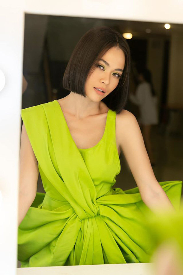  
Mâu Thủy cũng chọn bộ cánh này để dẫn hậu trường của Miss Universe Vietnam 2019. (Ảnh: FBNV)