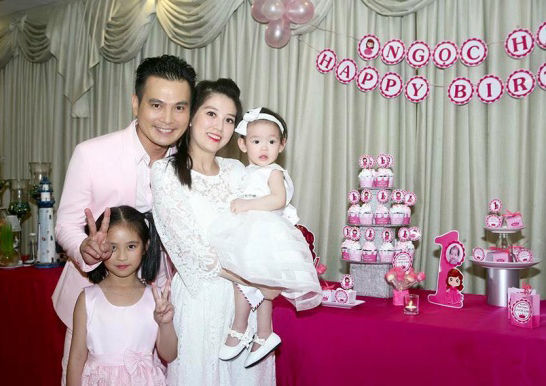  
Lâm Hùng cùng vợ, con trong tiệc gia đình (Ảnh: FBNV).