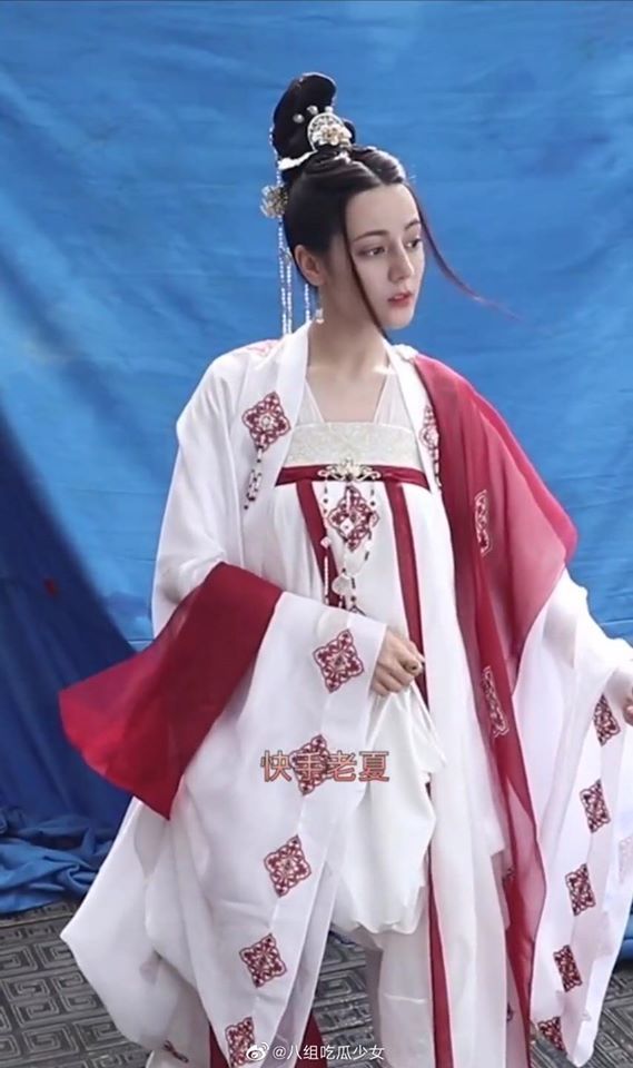 
Trang phục của Địch Lệ Nhiệt Ba bị chê bai khá nhiều. (Ảnh: Weibo).