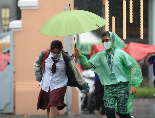 
Vào đầu giờ chiều tại Sài Gòn trời bỗng đổ mưa, các bạn tình nguyện viên tại điểm thi trường THPT Chuyên Lê Hồng Phong - Quận 5 đã hỗ trợ che ô cho các bạn học sinh bước vào phòng thi. (Ảnh: Tuổi trẻ)