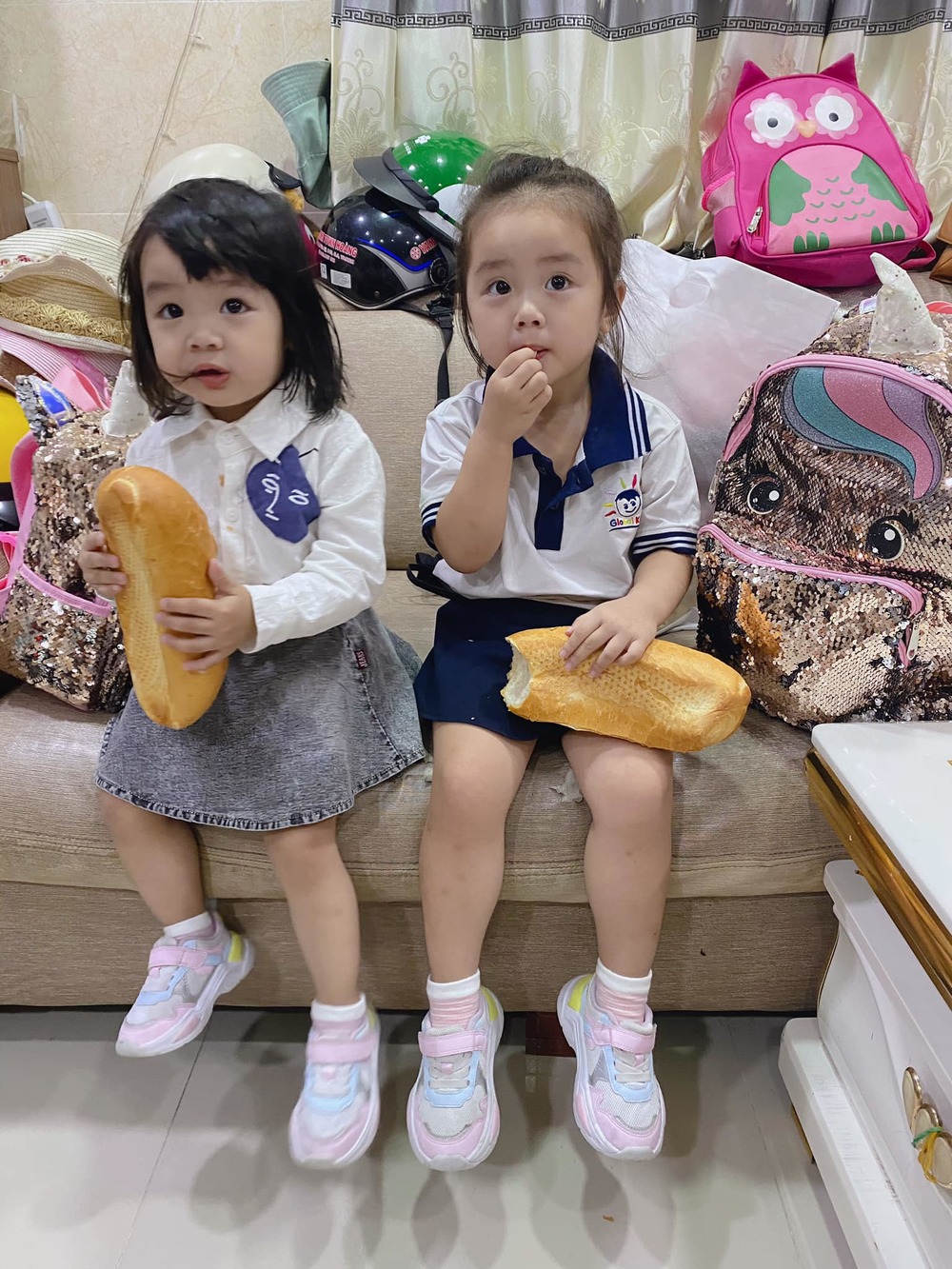  
Hai con gái Hoài Lâm được mẹ chuẩn bị váy áo xinh xắn để đến trường mầm non. (Ảnh: FBNV) - Tin sao Viet - Tin tuc sao Viet - Scandal sao Viet - Tin tuc cua Sao - Tin cua Sao