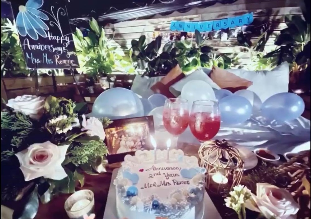  
Một chiếc bánh kem, hoa hồng và khung ảnh trang trí trong buổi tiệc của cô và chồng Tây. (Ảnh: FBNV) - Tin sao Viet - Tin tuc sao Viet - Scandal sao Viet - Tin tuc cua Sao - Tin cua Sao