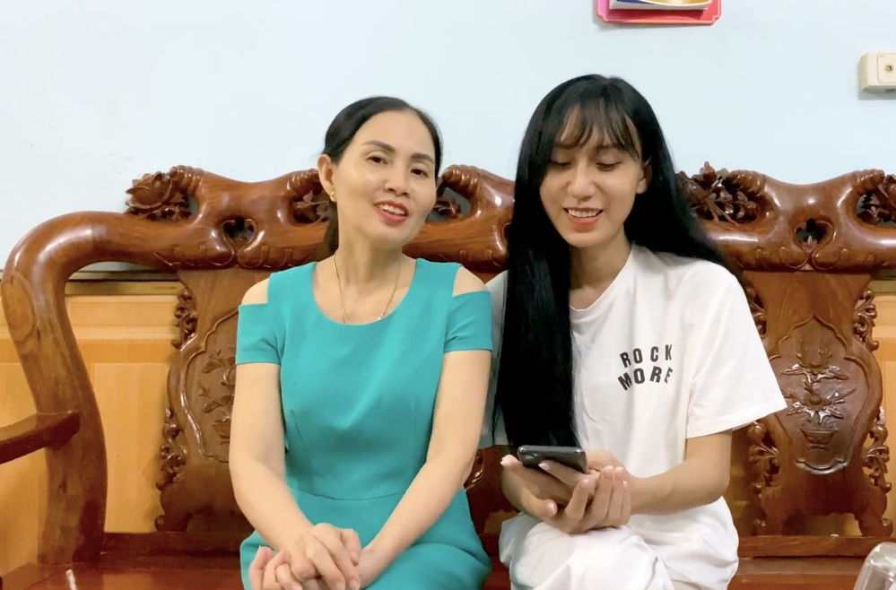 
Mẹ Lynk Lee lần đầu cùng con gái quay vlog, ủng hộ việc chuyển giới, phụ huynh năm nay 53 tuổi. (Ảnh chụp màn hình) - Tin sao Viet - Tin tuc sao Viet - Scandal sao Viet - Tin tuc cua Sao - Tin cua Sao