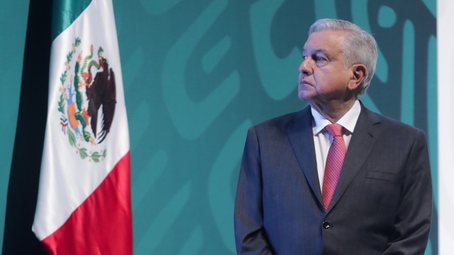  
Tổng thống Mexico xuất hiện tại các sự kiện công cộng và các cuộc họp báo hàng ngày mà không đeo khẩu trang (Ảnh: EPA)