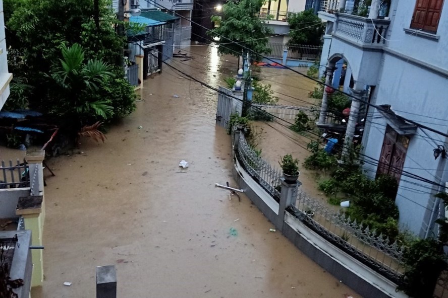  
Một khu phố phường Cao Xanh bị ngập nặng. (Ảnh: Lao Động)