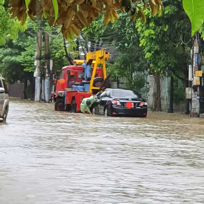  
Nhiều xe ô tô bị ngập nước phải gọi xe cứu hộ. (Ảnh: Tiền Phong)