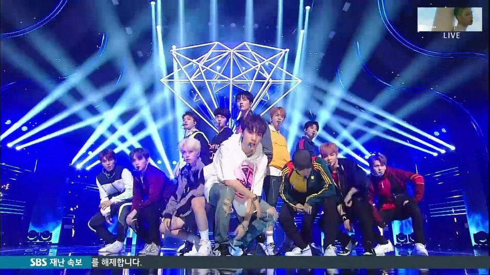 
Xem phần trình diễn sân khấu đầu tiên của TREASURE, netizen đều tấm tắc khen ngợi vũ đạo của nhóm. Ảnh: Chụp màn hình