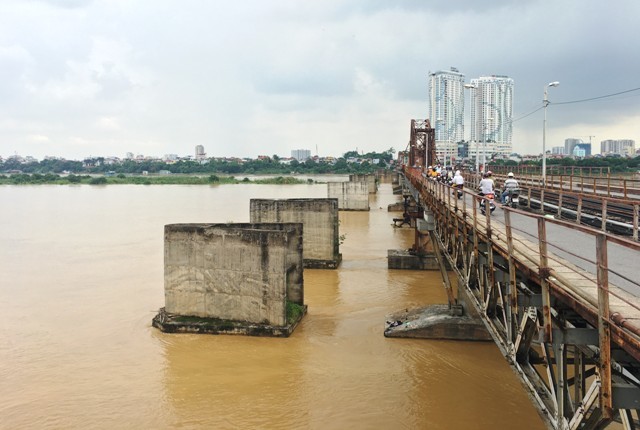  
Nước dâng lên cao ở ngay dưới chân cầu Long Biên (Ảnh: Lao động)