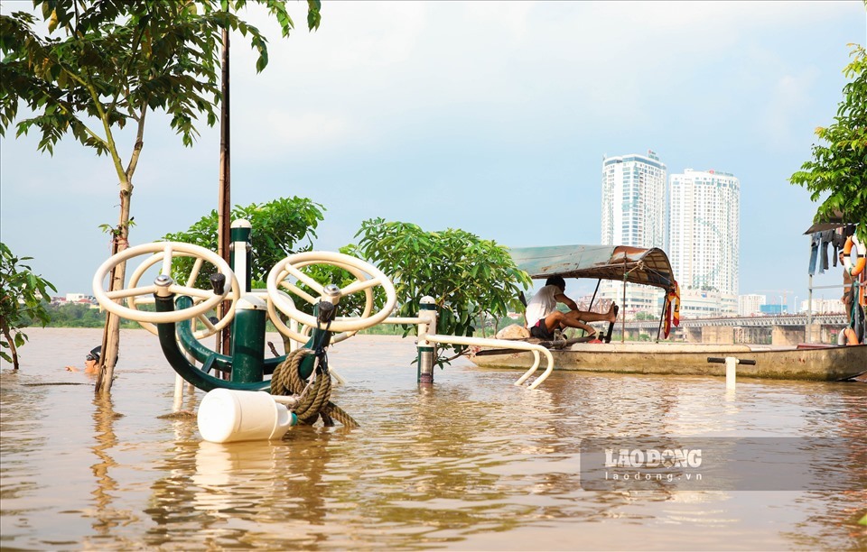  
Một sân tập thể dục dưới chân cầu Long Biên bị nước nhấn chìm (Ảnh: Lao động)