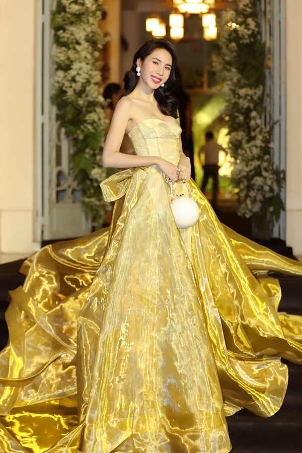 
Bà xã Công Vinh diện bộ váy vàng lộng lẫy như công chúa phối cùng chiếc túi (Ảnh: FBNV) - Tin sao Viet - Tin tuc sao Viet - Scandal sao Viet - Tin tuc cua Sao - Tin cua Sao
