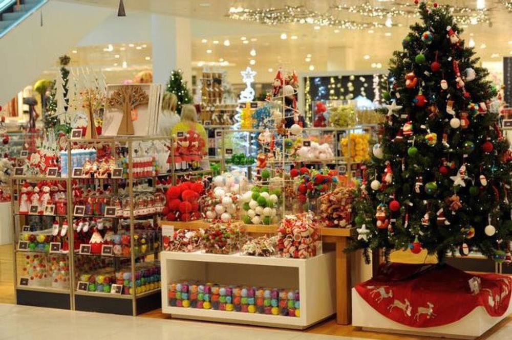  
Các cửa hàng thuộc thương hiệu này đã bắt đầu bày bán đồ trang trí Giáng sinh từ hiện tại. (Ảnh: L.B)