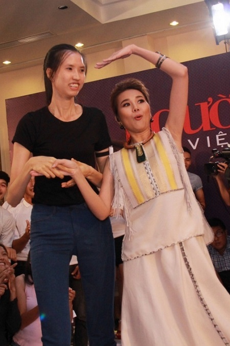
Thanh Hằng thích thú trong lần đầu gặp Hồng Xuân, chân dài tiến vào rất sâu ở Vietnam's Next Top Model 2015. (Ảnh: T.H)
