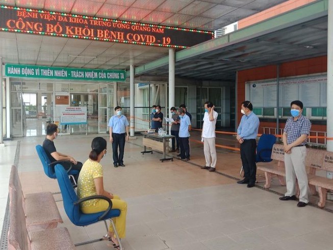  
2 bệnh nhân Covid-19 ở tỉnh Quảng Nam sau khi được chữa lành và cho xuất viện ngày 13/8. (Ảnh: PLO)