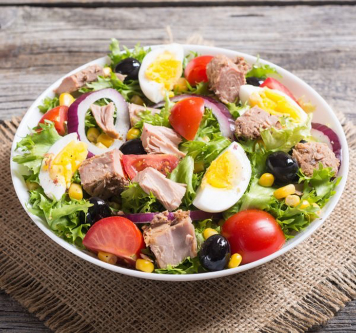  
Nhiều người khá bất ngờ khi không biết rằng món salad bình thường hay ăn nếu sử dụng quá nhiều lại có thể gây tác dụng phụ. Ảnh: Pinterest