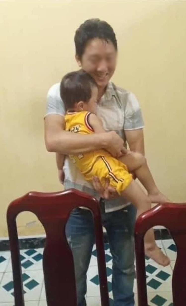  
Bố cháu bé hạnh phúc khi lại được ôm con trong vòng tay (Ảnh: FB Bắc Ninh toàn cảnh)