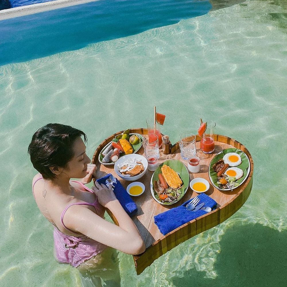 
Bảo Anh tiếp tục chia sẻ khoảnh khắc trong chuyến du lịch của mình, hôm nay người đẹp chọn bikini hồng với bàn đồ ăn nổi màu sắc. (Ảnh: Instagram nhân vật)