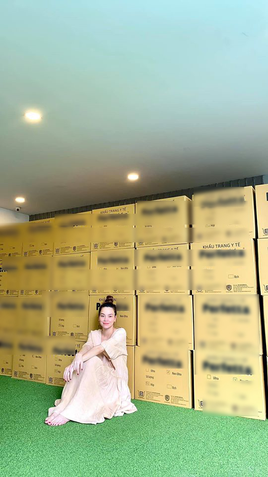 
Mẹ bầu Hồ Ngọc Hà đã chuyển hơn 75 thùng khẩu trang đến thành phố Đà Nẵng. (Ảnh: FBNV) - Tin sao Viet - Tin tuc sao Viet - Scandal sao Viet - Tin tuc cua Sao - Tin cua Sao