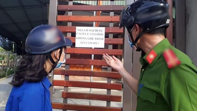  
Lực lượng chức năng tỉnh Hà Tĩnh dán giấy cảnh báo để người dân không đến gần các hộ đang cách ly tại nhà. (Ảnh: Thanh Niên)