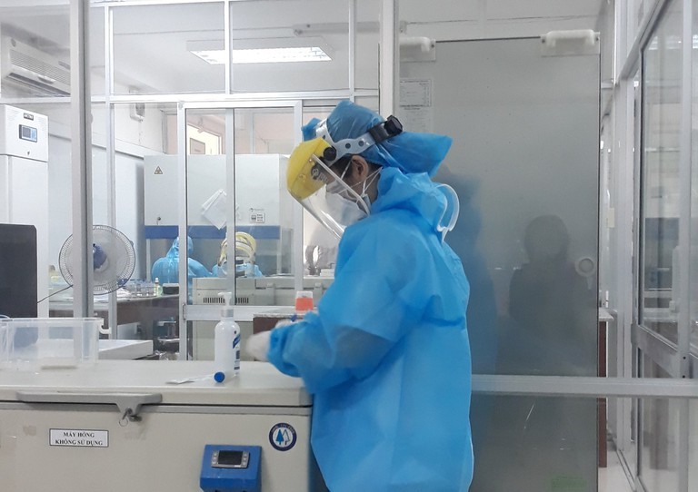  
Nhân viên y tế mặc đồ bảo hộ để phòng tránh Virus Corona lây lan. (Ảnh: Thanh Niên)