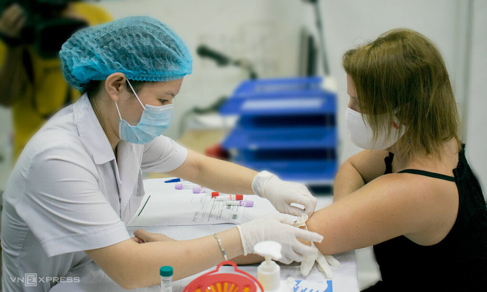  
Người phụ nữ được lấy máu xét nghiệm để khám sàng lọc trước khi hiến huyết tương (Ảnh: VNExpress)