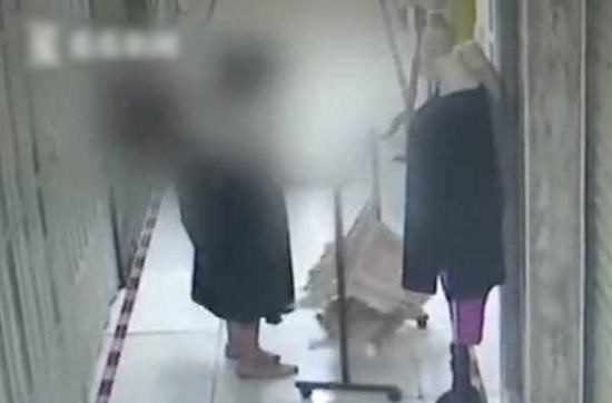 
Hình ảnh người phụ nữ lấy trộm móc treo quần áo. (Ảnh: Cắt từ clip)