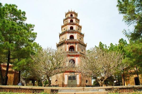  
Chùa Thiên Mụ dưới thời chúa Nguyễn Phúc Chu được xây dựng với quy mô rộng lớn và được chú trọng. (Ảnh: Pinterest)