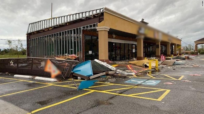  
Một nhà hàng ở bang Louisiana bị ảnh hưởng nặng do cơn bão Laura gây ra. (Ảnh: CNN)