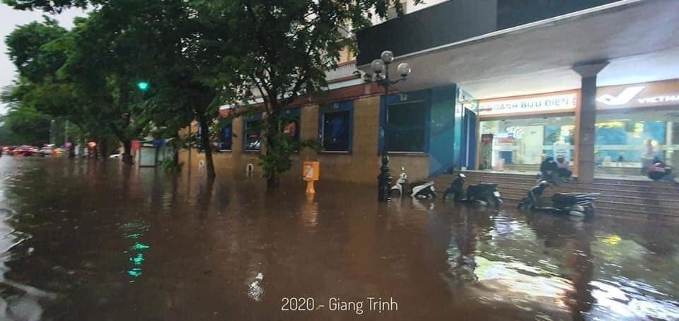  
Khu vực Bưu điện Hà Nội bị ngập sâu (Ảnh: Giang Trịnh)