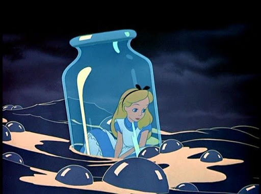  
Alice In Wonderland nên ở yên trên những trang sách hơn là xuất hiện trên địa hạt phim ảnh (Ảnh: fanpop)
