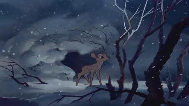  
Bambi nhỏ bé, yếu đuối vô vọng gọi mẹ giữa trời đông (Ảnh Disney)